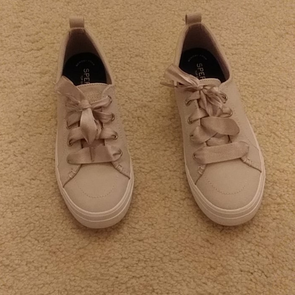 Women's tennis shoes